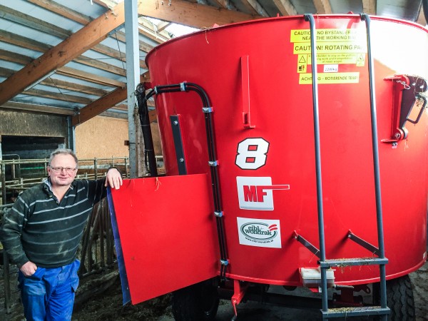 Rupert Aigner mit MetalFach-Futtermischwagen